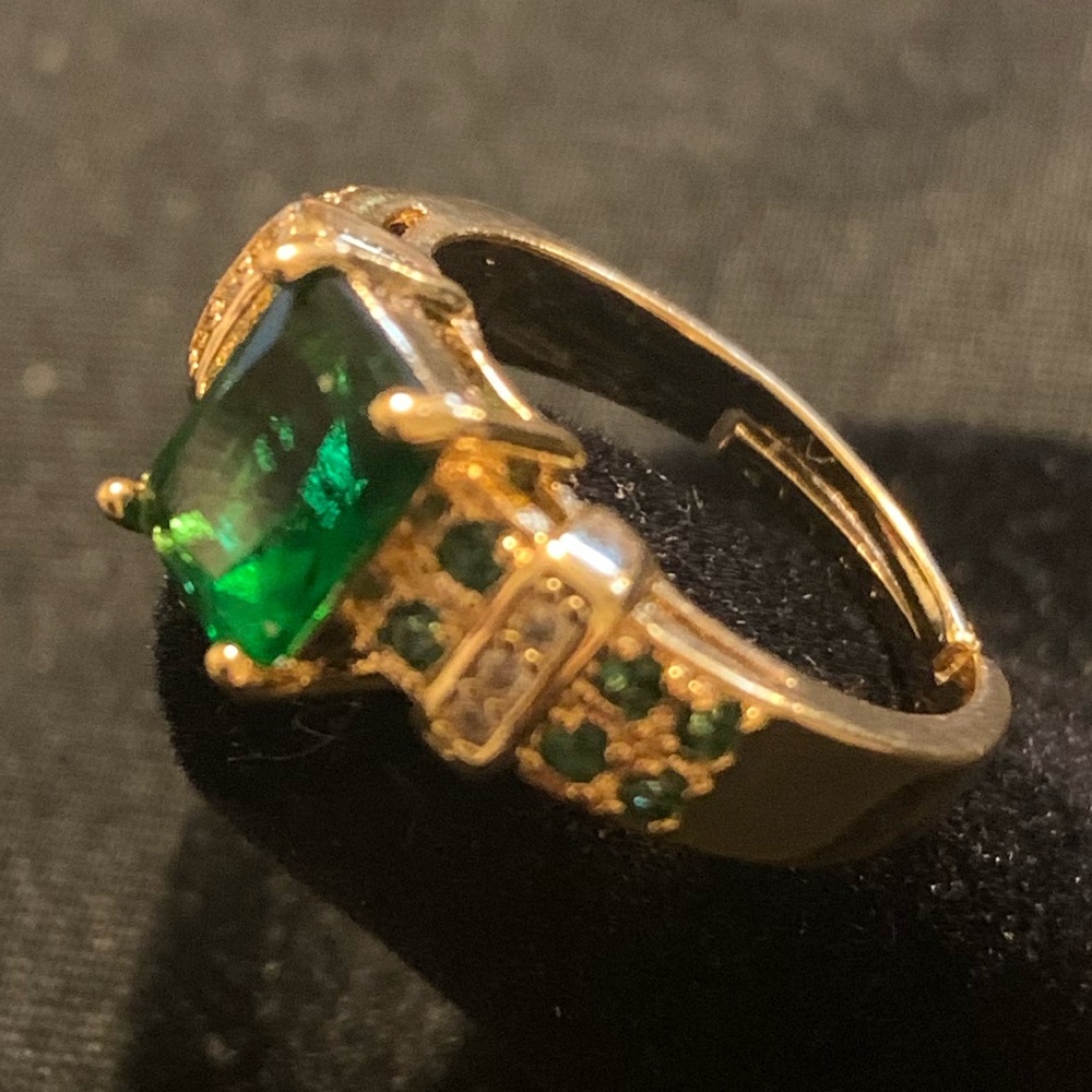 Women’s White Gold Plated Ring green gemstone